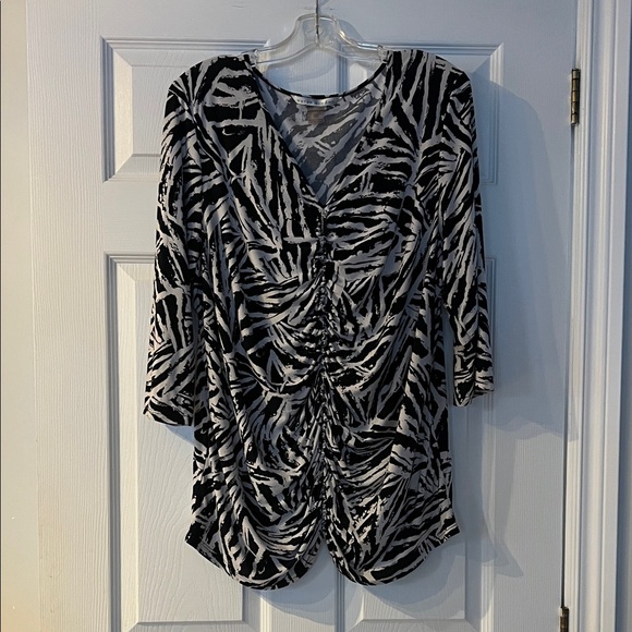 Peter Nygard Tops - Peter Nygard Black and White Print Blouse